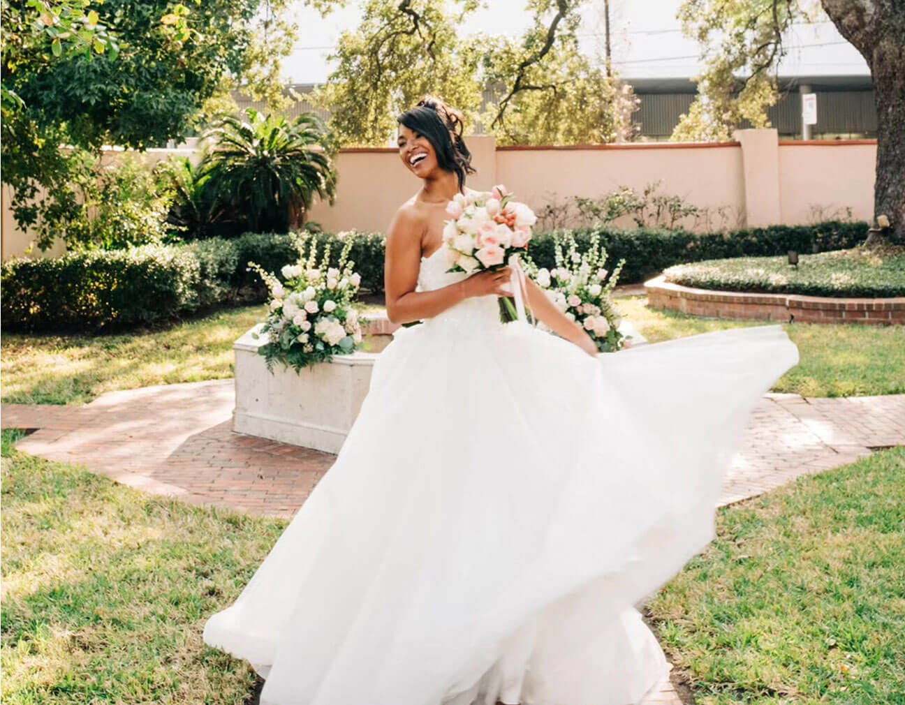 Mode wearing a white dress width flowers